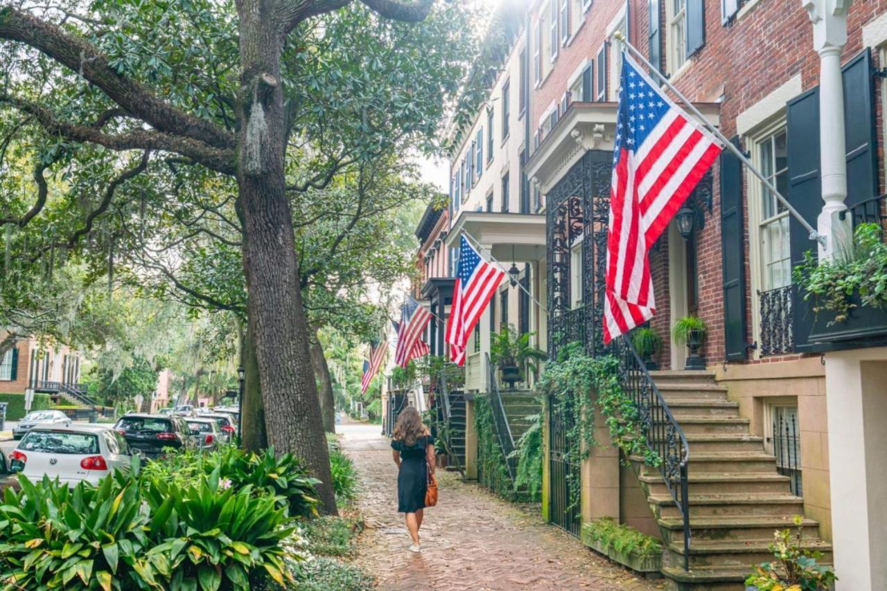 Walk Score 90!!-Historic Downtown District-2 Blocks To Famous Forsyth Park- Huge Private Patio-Private Parking サバンナ エクステリア 写真