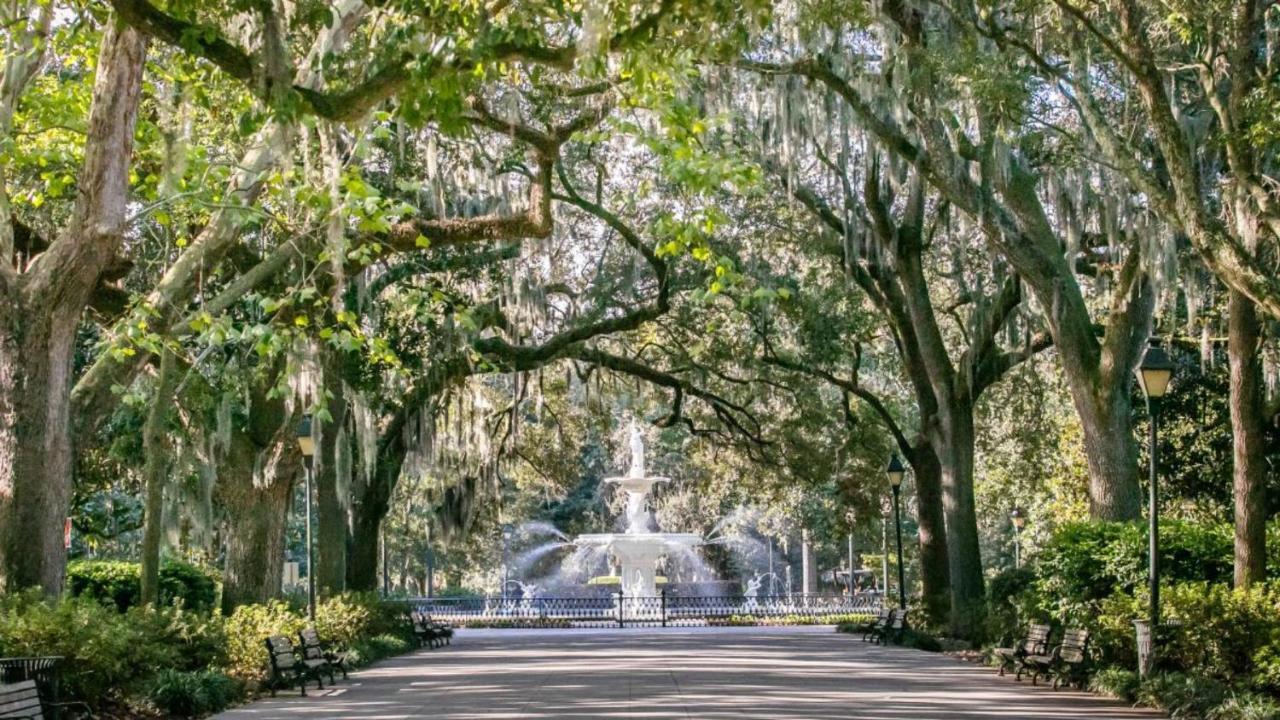 Walk Score 90!!-Historic Downtown District-2 Blocks To Famous Forsyth Park- Huge Private Patio-Private Parking サバンナ エクステリア 写真